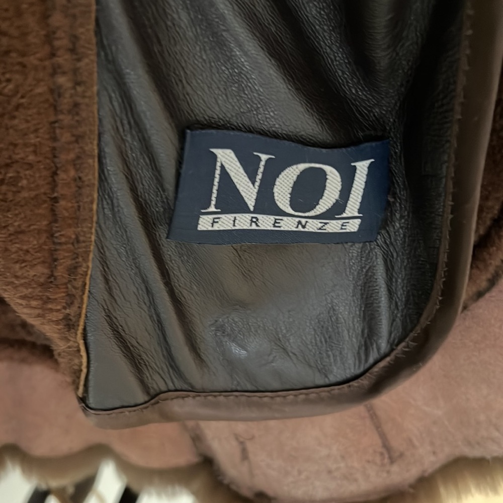 Luxurious Brown Leather Jacket with Fur Trim - Picture 2 of 4